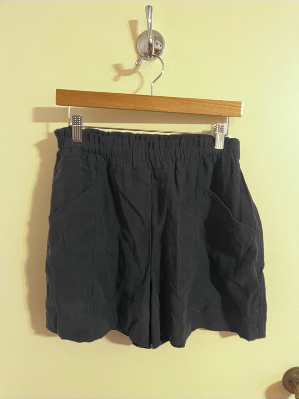 Simply Vera Vera Wang Black Elastic-Waist Shorts size women’s medium
